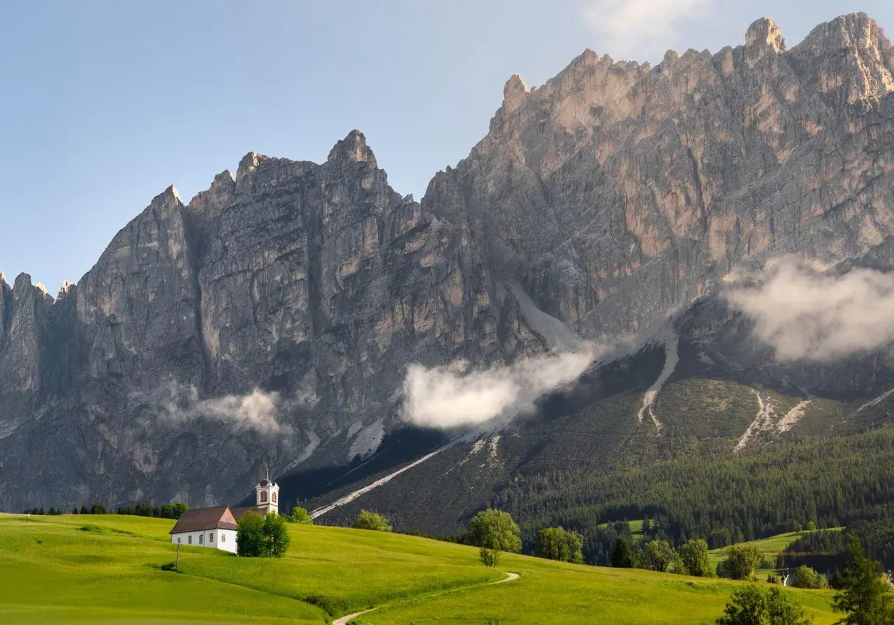 Berggipfel über Almwiesen