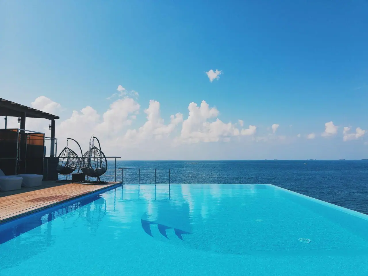 Infinity Pool über dem Meer