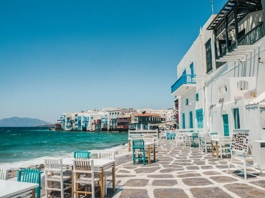 Tische am Meer in Mykonos
