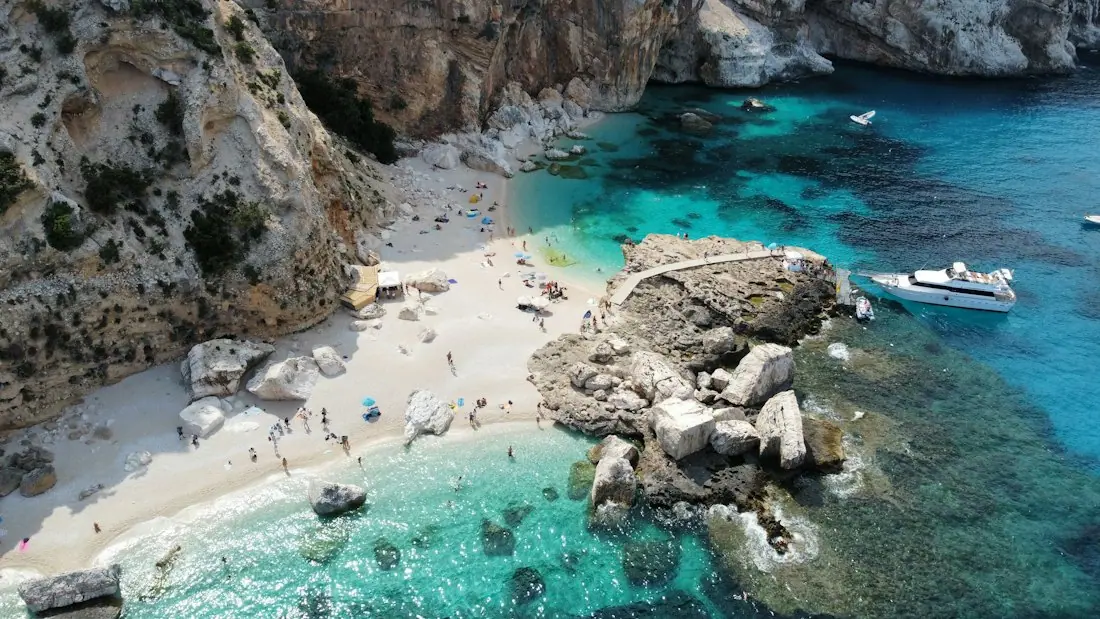 Weiße Felsbucht mit türkisem Wasser auf Sardinien